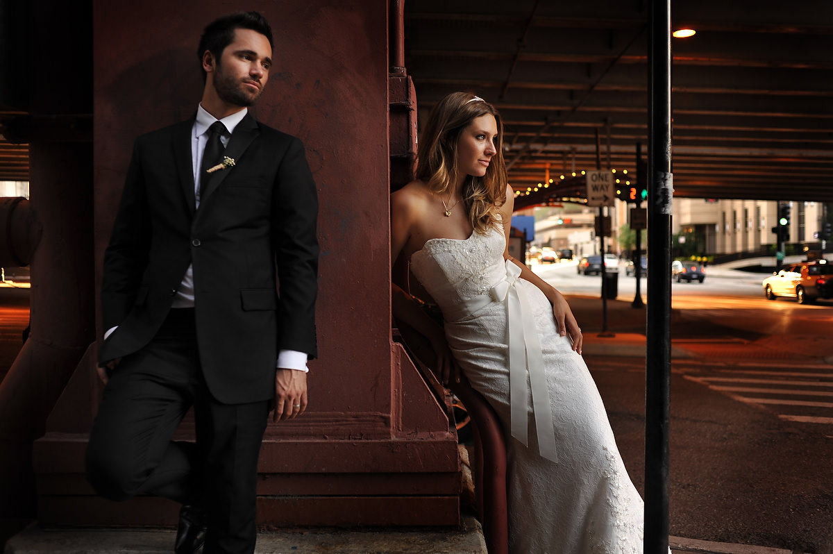 A bride and a groom wedding photo session in downtown Chicago