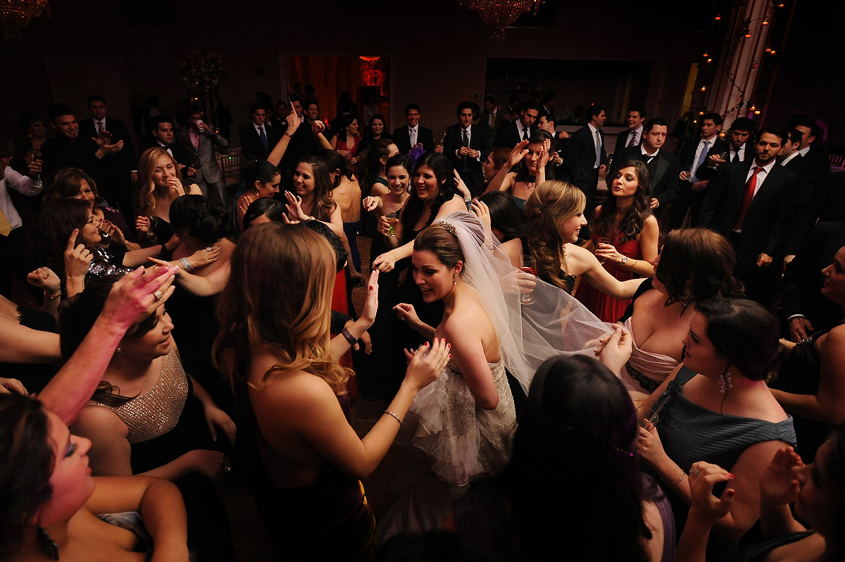 a weide shot of several people having fun in a wedding at country club in laredo